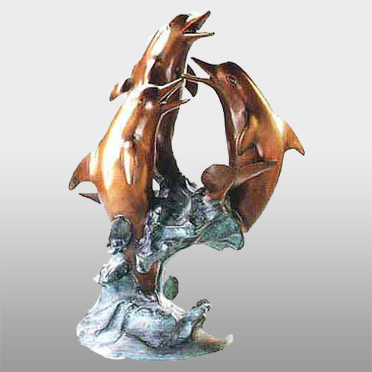 Наружная декоративная садовая скульптура бронзового дельфина в виде животного