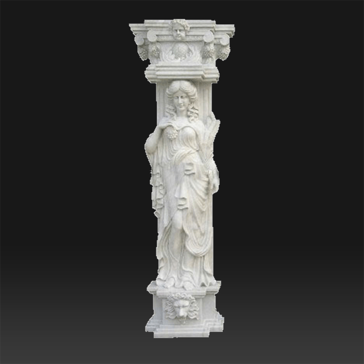 Pequeñas columnas de jardín de imitación romana para decoración de bodas.