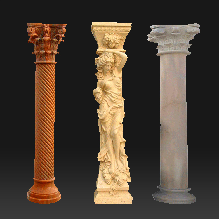 Pequeñas columnas de jardín de imitación romana para decoración de bodas.